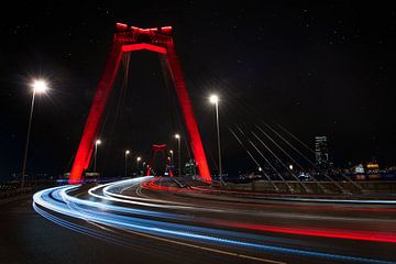 Rotterdam bij nacht : lichtsporen over de iconische Willemsbrug van Chihong