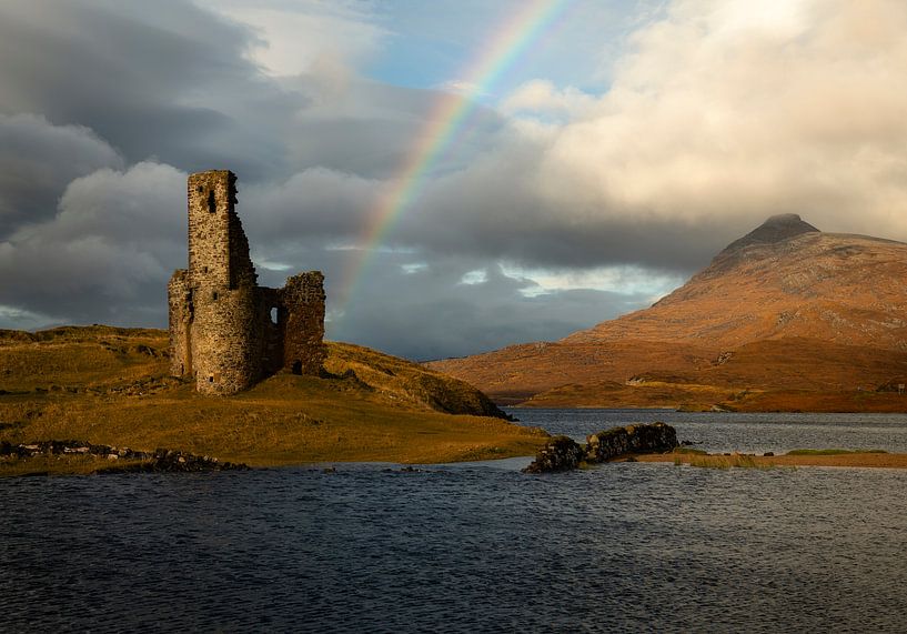 Schloss Ardvreck am Loch Assynt in Schottland mit einem schönen Regenbogen von Jos Pannekoek