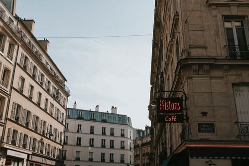 Schöne Pariser Straße mit Wohnungen und Café Les Fistons