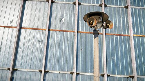 oude DDR-straatlantaarn voor de glazen gevel van de Hyparschale in Maagdenburg