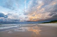 Strandblick mit farbigen Wolken und Spiegelung von Ralf Lehmann Miniaturansicht