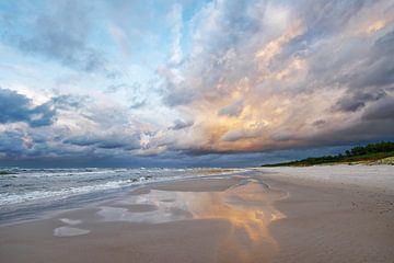 Strandblick mit farbigen Wolken und Spiegelung