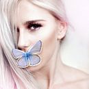 Vrouw met vlinder van Sarah Richter thumbnail
