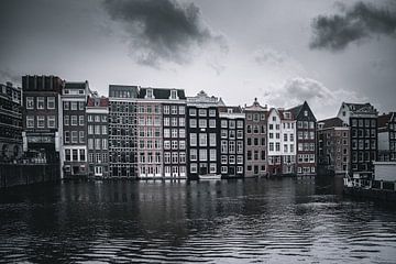 Traditionele huizen en bruggen in Amsterdam