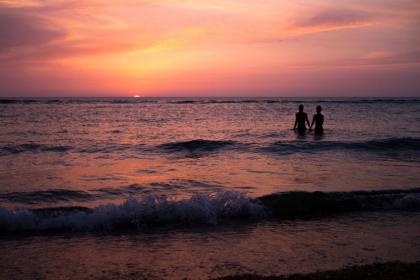 couple in the sea by Linda Hanzen