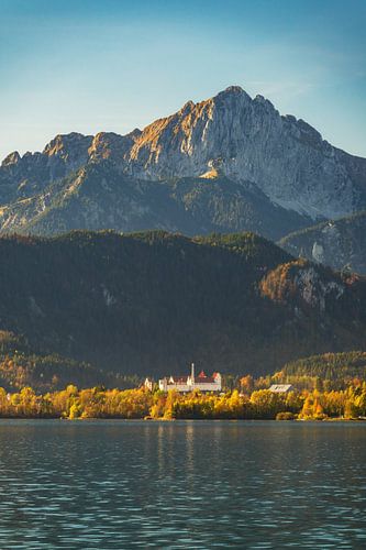 Château de Füssen avec le lac Forggensee devant les Alpes d'Allgäu