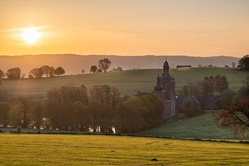 Lever de soleil au château de Beusdael dans le sud des Pays-Bas sur Kim Willems