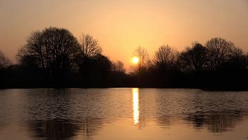 Dromerige zonsondergang in oranje met weerspiegeling in het water van MPfoto71