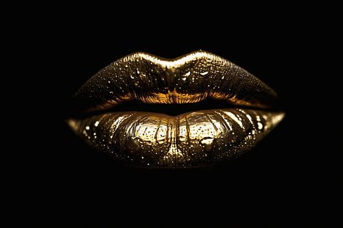 Gouden lippen met waterdruppels