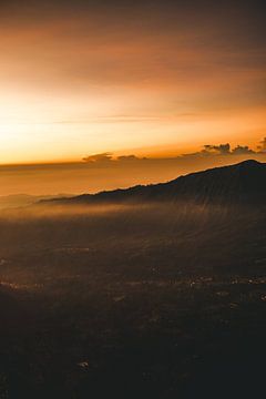 Dageraad bij Mount Bromo (Java, Indonesië) van Annick Kalff