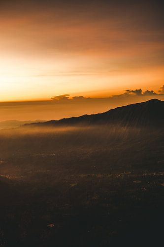 Dageraad bij Mount Bromo (Java, Indonesië)
