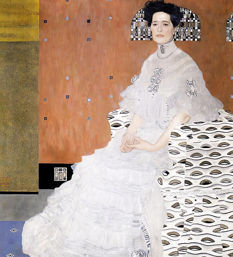 Une femme en robe blanche