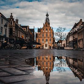 Weerspiegeling van het stadhuis van Culemborg na een regenbui van Arthur Scheltes