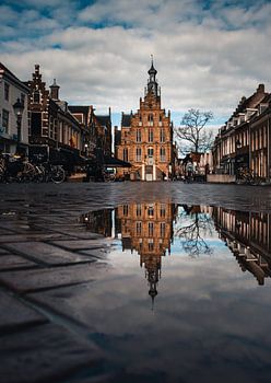 Weerspiegeling van het stadhuis van Culemborg na een regenbui