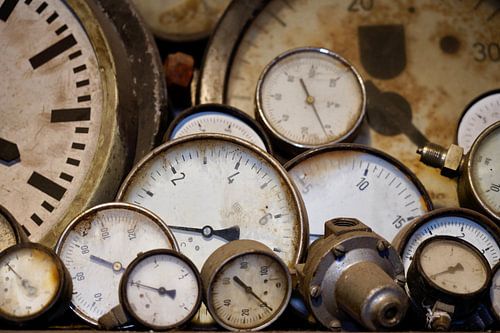 Aanwijsinstrumenten in het magazijn voor reserveonderdelen van een oude kolenmijn