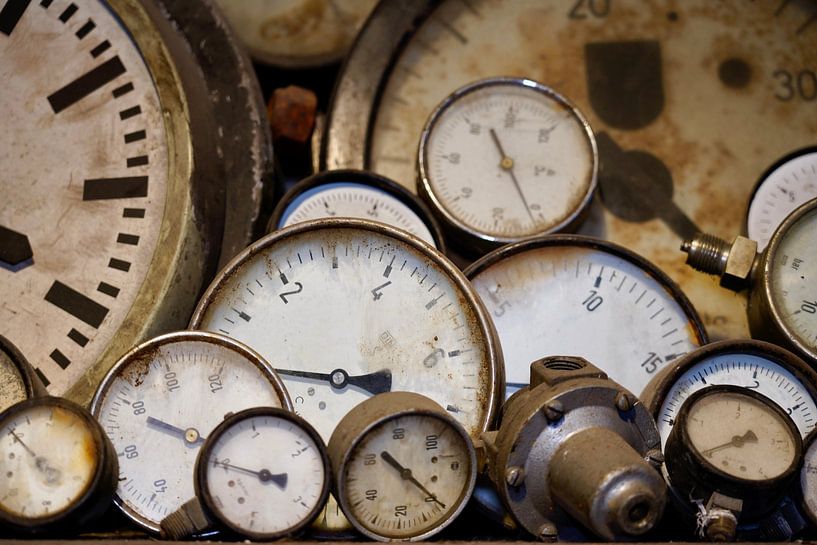 Aanwijsinstrumenten in het magazijn voor reserveonderdelen van een oude kolenmijn van HGU Foto