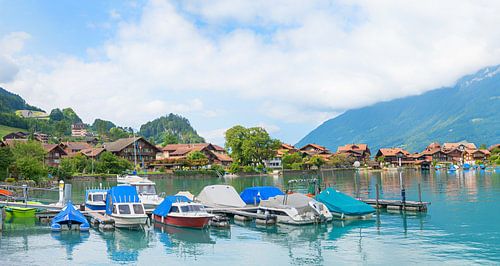 Hafen mit Booten in Iseltwald am Brienzersee Schweiz