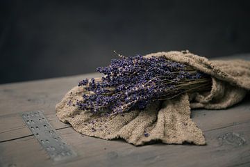 Stilleben mit Lavendel in schäbigem Leinentuch von Mayra Fotografie