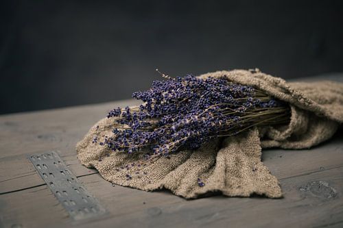 Stilleven met lavendel in linnen shabby doek