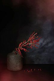 Nature morte zen minimaliste avec des branches de baies rouges .