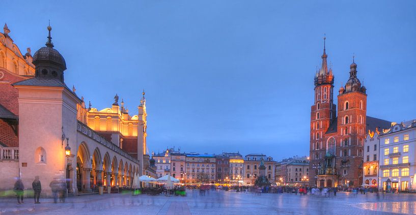 Marienkirche, Krakauer Tuchhallen bei Abenddämmerung , Krakau, Polen, Europa von Torsten Krüger