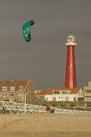 Lighthouse Scheveningen with kiteflyer by Remco Swiers
