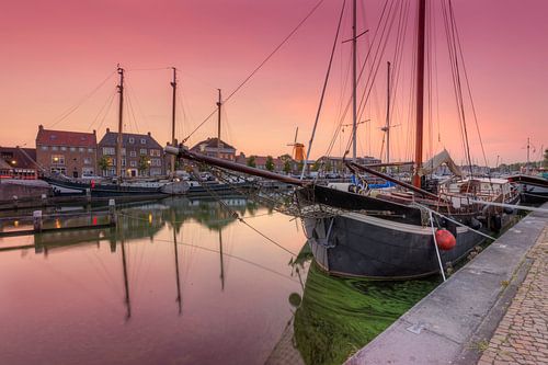 Historische zeilschepen in oude haven Hellevoetsluis na zonsondergang