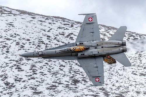 F/A-18 in actie bij Axalp Fliegerschiessen Airshow.