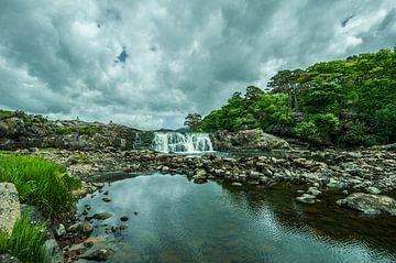 Wilder Aasleagh-Wasserfall in der Grafschaft Mayo Irland von Thijs van Laarhoven