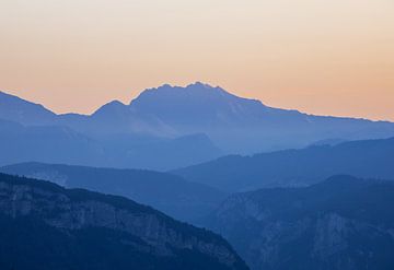 Bergschichten bei Sonnenaufgang von Emile Kaihatu