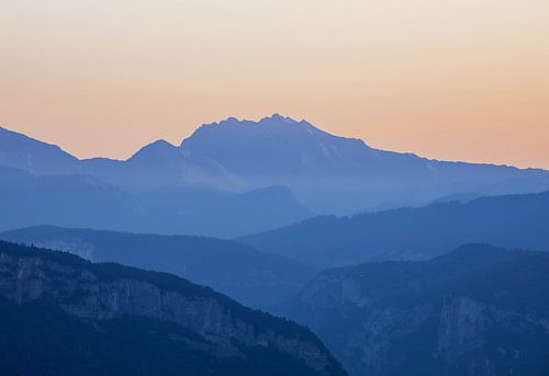 Berg Laagjes bij Zonsopkomst van Emile Kaihatu