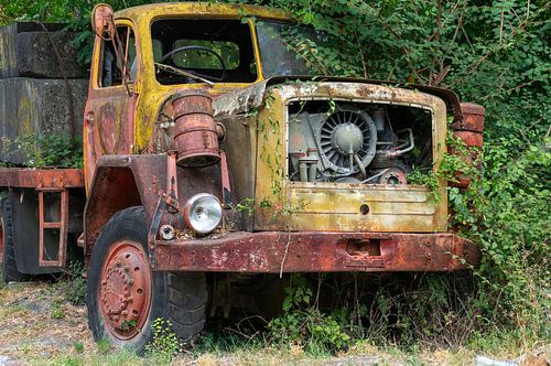 altes rostiges Oldtimer-LKW-Wrack