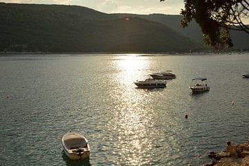 Boten in de zee bij Rabac te Kroatië van Lisanne Wouters