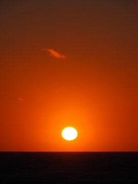 Bloedrode zonsondergang aan zee 2 van Edeltraut K. Schlichting