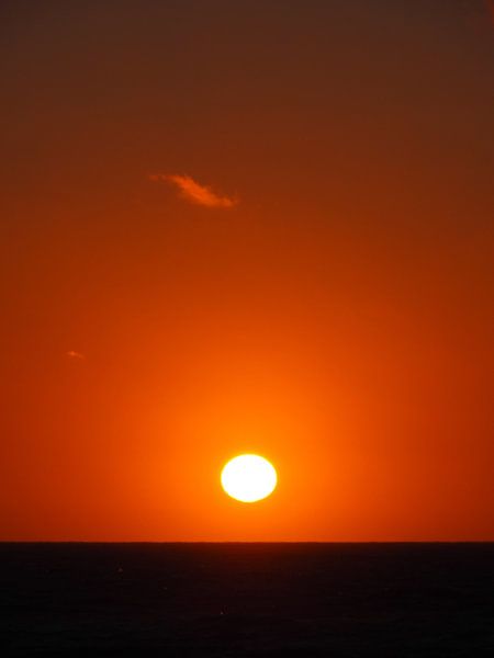 Coucher de soleil rouge sang sur la mer 2 par Edeltraut K. Schlichting