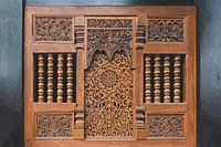 Panneau de fenêtre en bois finement découpé