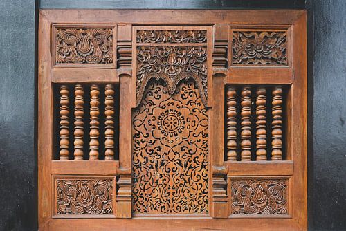 Feingeschnittene Holzfensterplatte