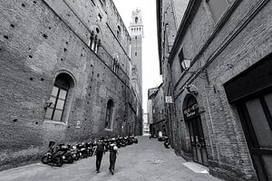 Gasse in Siena in schwarzweiß sur Patrick Lohmüller