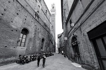 Gasse in Siena in schwarzweiß van Patrick Lohmüller