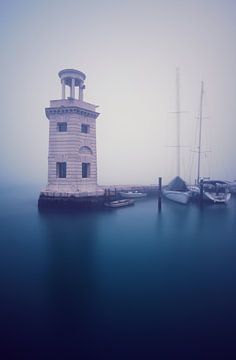 Der Leuchtturm von San Giorgio im Nebel von Oliver Lahrem