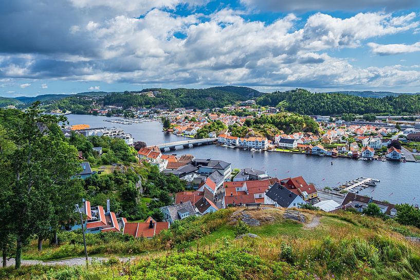 Uitzicht op de stad Mandal in Noorwegen vanaf het uitkijkpunt Uranienborg van Rico Ködder
