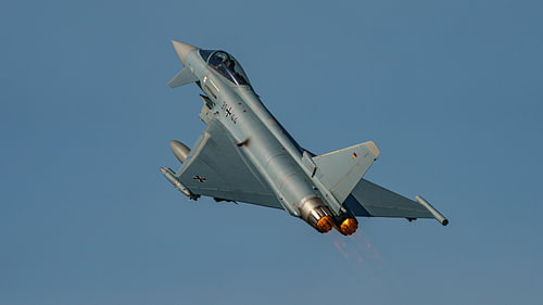 Ein deutscher Eurofighter Typhoon setzt den Nachbrenner ein. von Jaap van den Berg