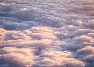 Opkomende zon boven de wolken