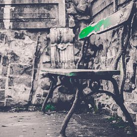 De tuinbankje met nog een likje groen van Petra Brouwer