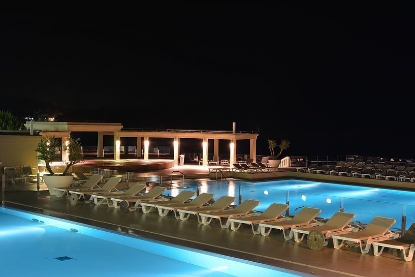 Piscine d'un centre de villégiature à Pula, sur la côte de la mer Adriatique en Croatie, en soirée par Heiko Kueverling