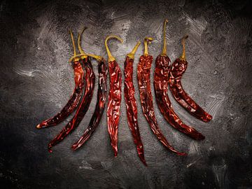 Gedroogde chilipepers op een donkere achtergrond van Andreas Berheide Photography