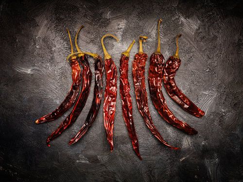 Gedroogde chilipepers op een donkere achtergrond