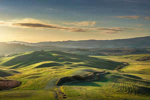 Die sanften Hügel der Toskana bei Sonnenuntergang in der Nähe von Volterra, Italien