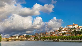 Coimbra unter einem imposanten Wolkenhimmel.