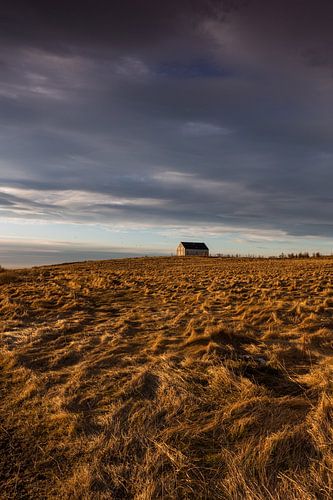 Klein huis tussen het gras op de heuvel